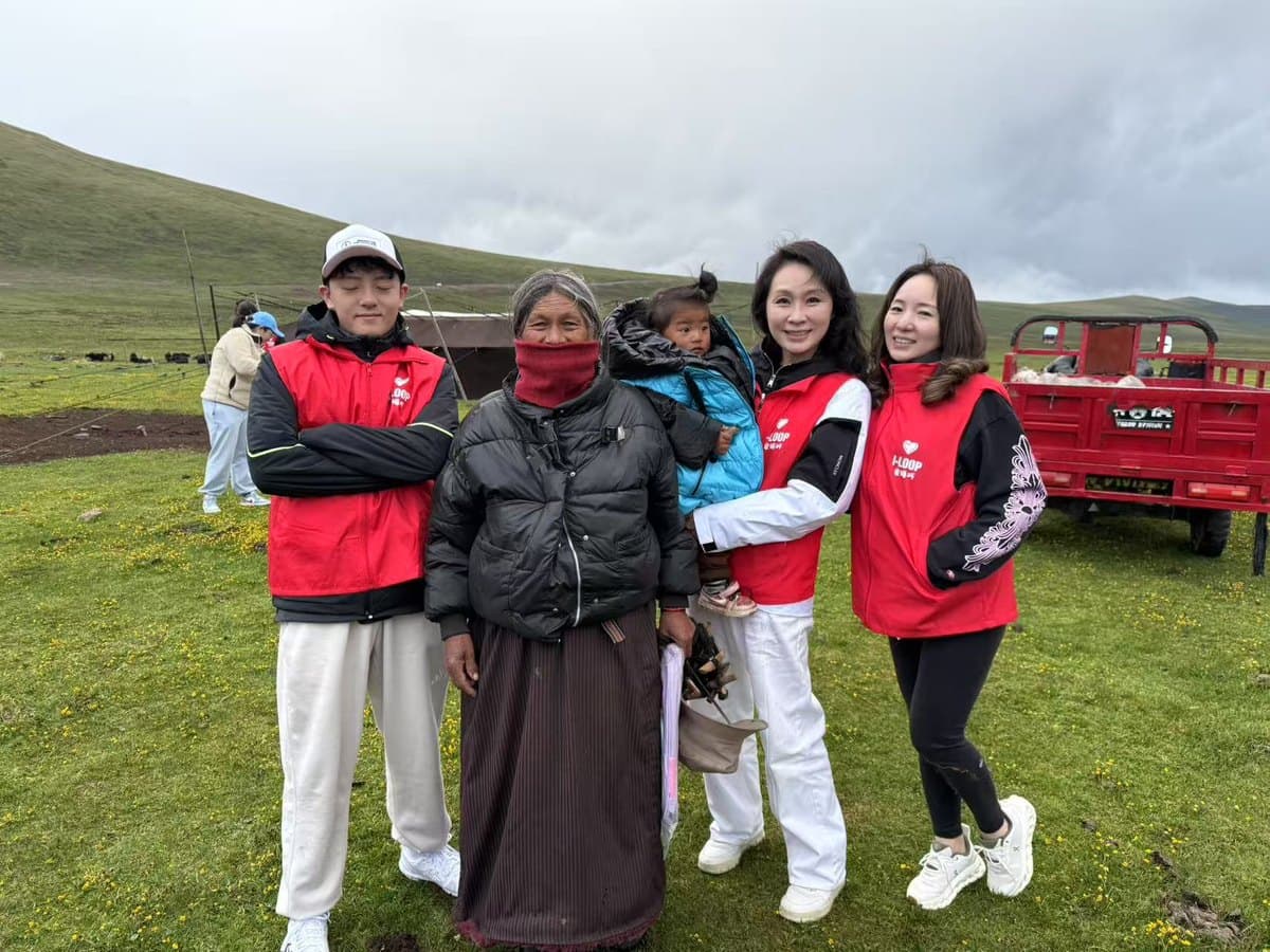 Clothing drive volunteers in Garze