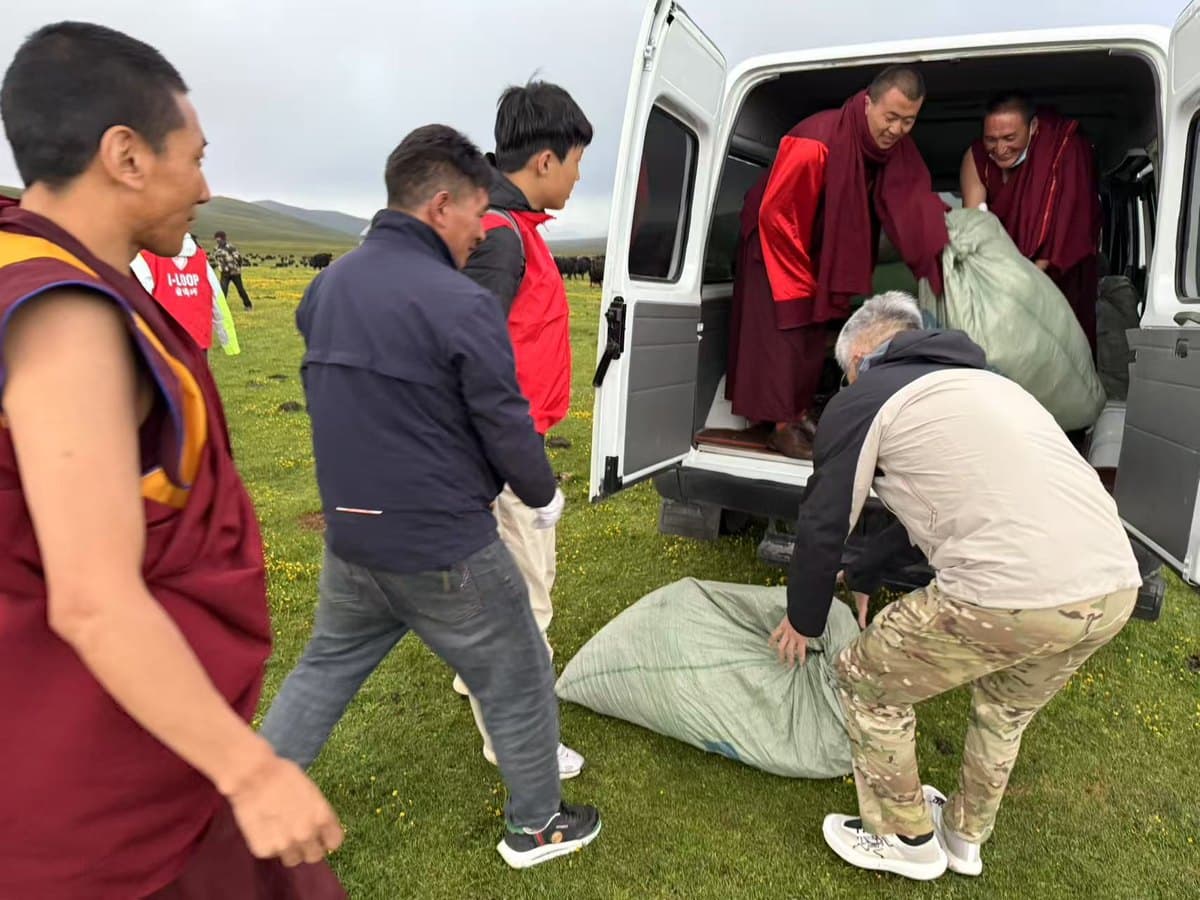 Clothing drive volunteers in Garze
