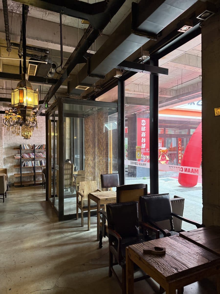 Window seating on the retail street