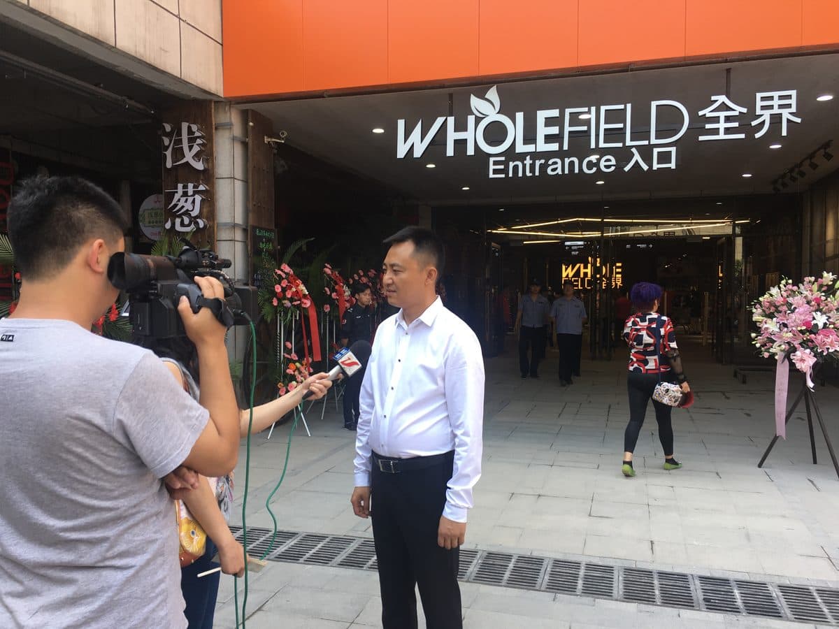 开业现场媒体采访
