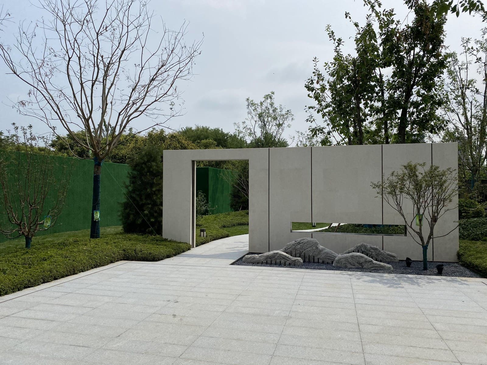 Show garden: stones against a white wall