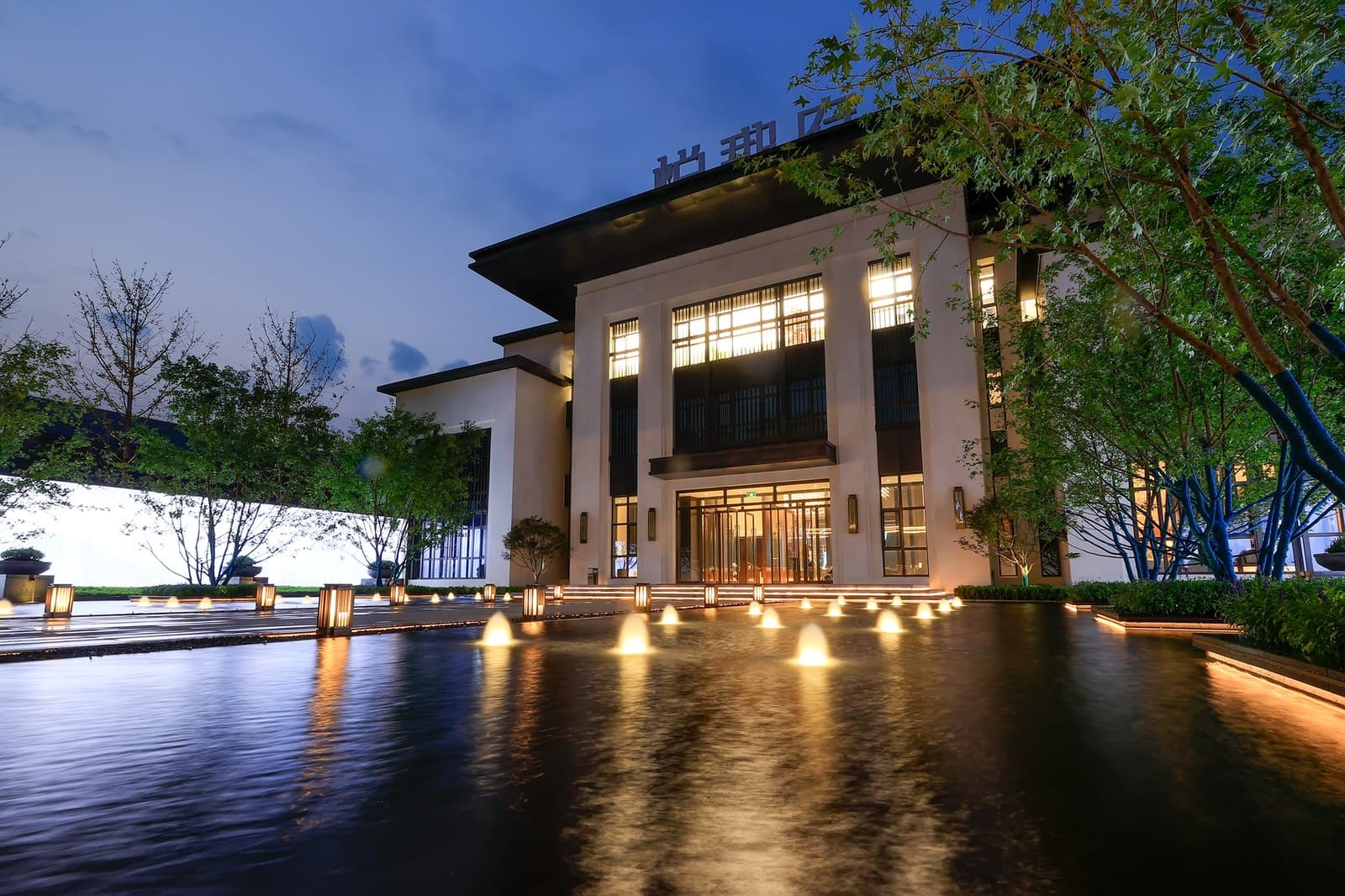 Marketing centre: water and light at night
