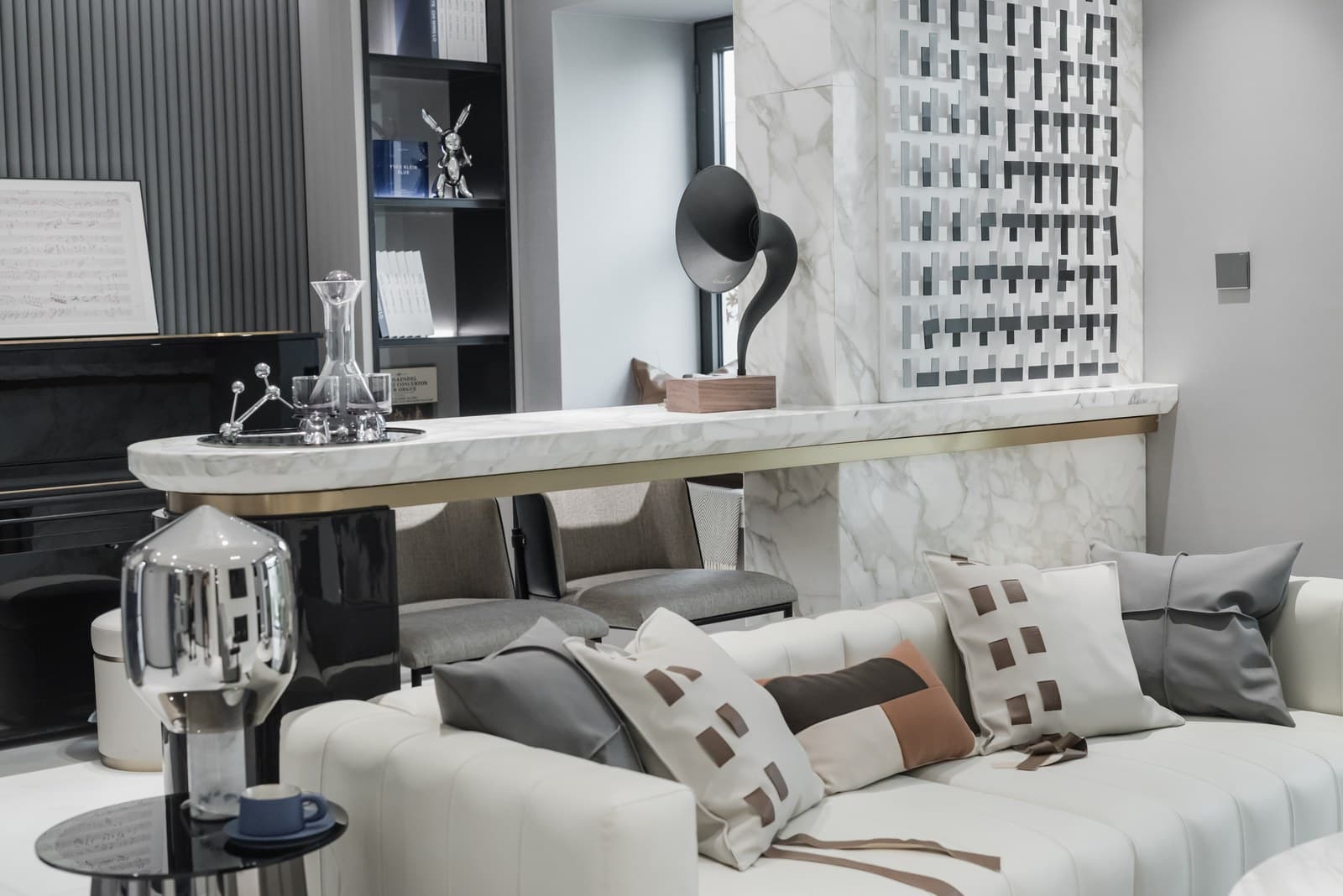 Show flat: living room and bar