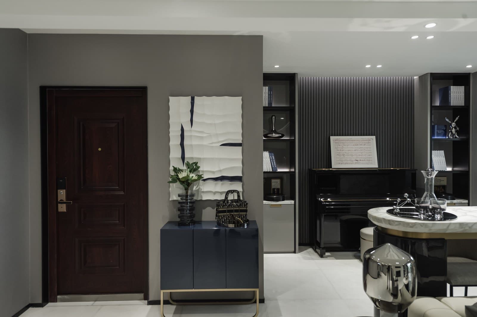 Show flat: the entrance hall