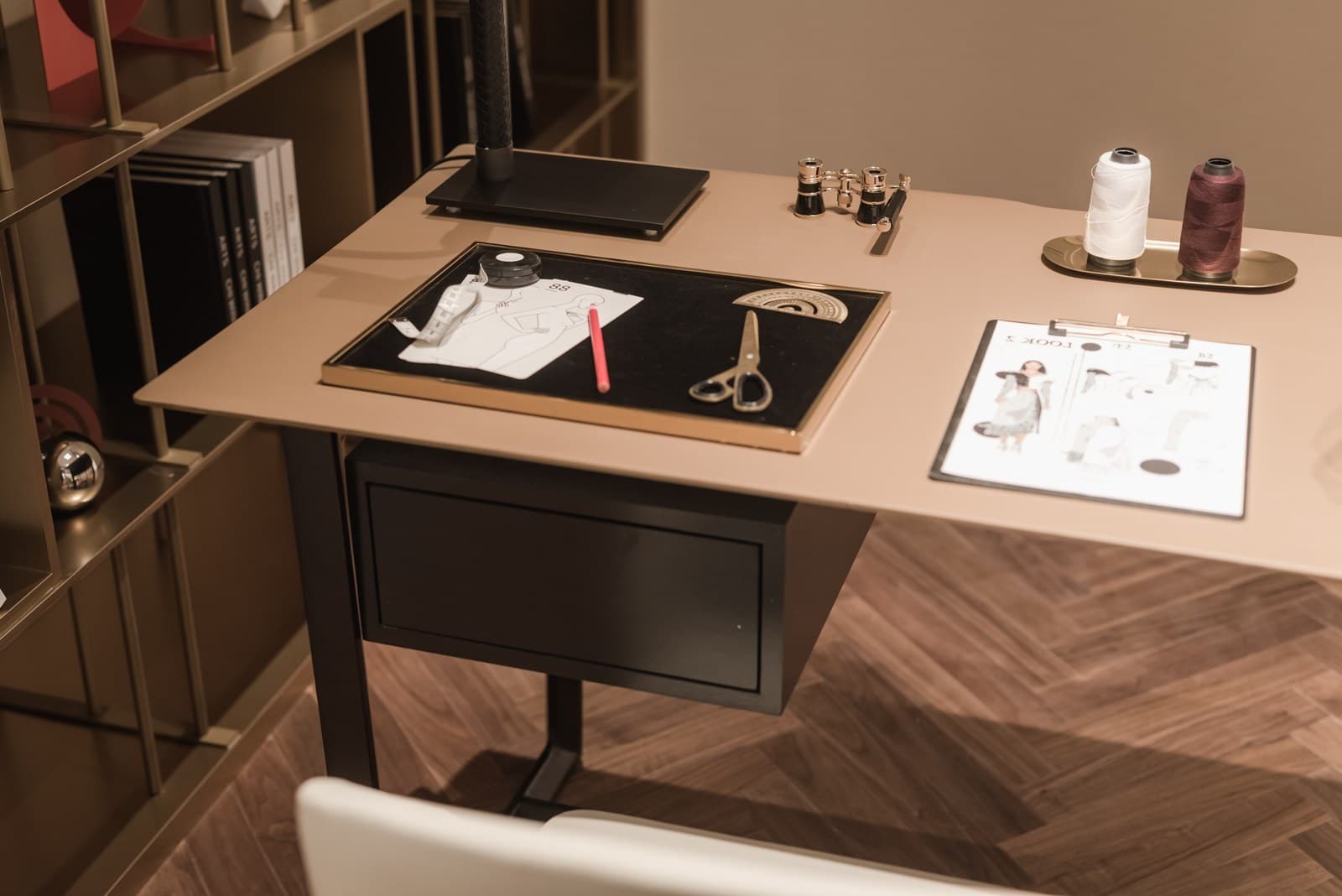 Show flat: the desk