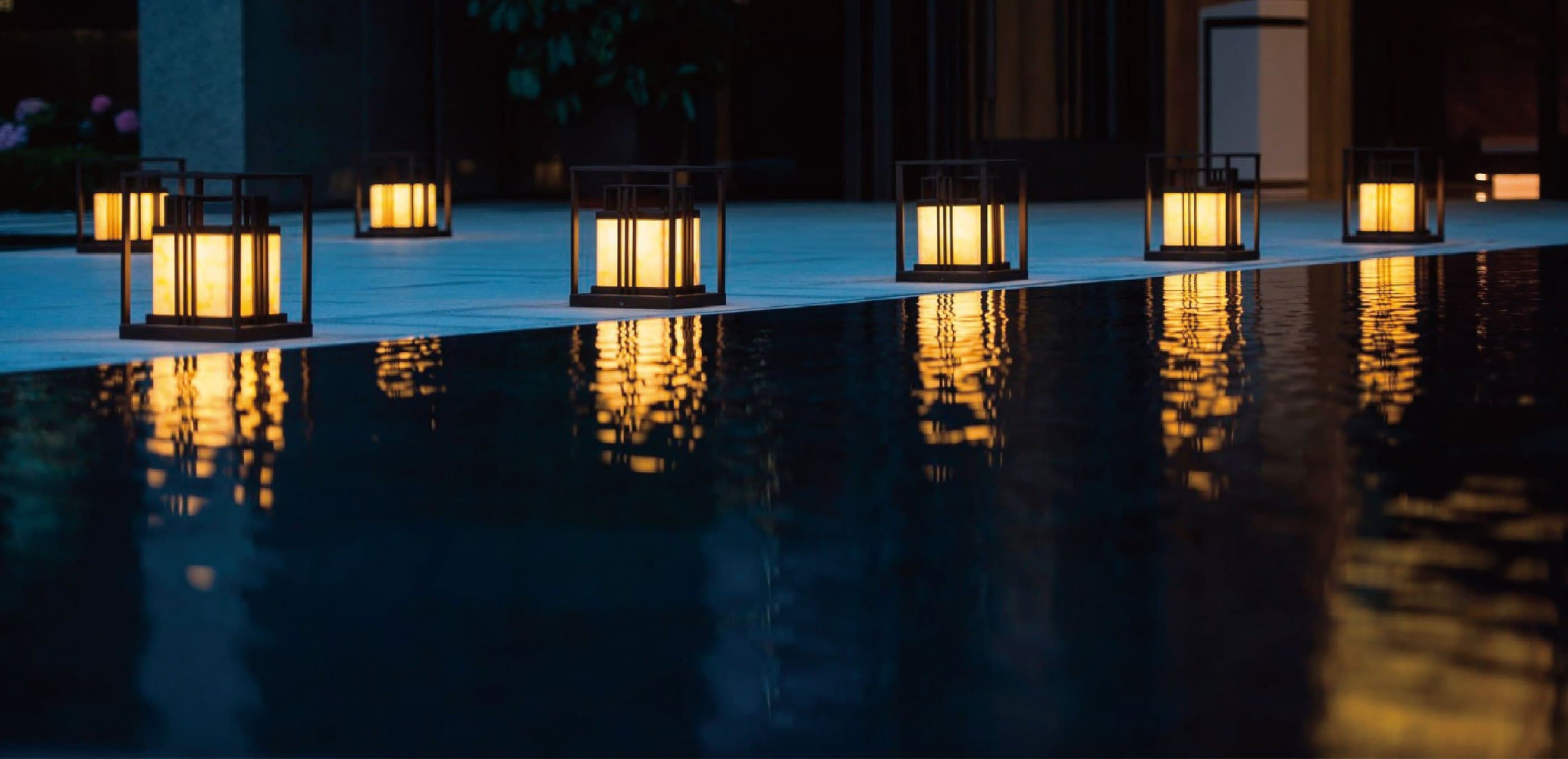 Yue Jun Fu, lanterns along the water court at night