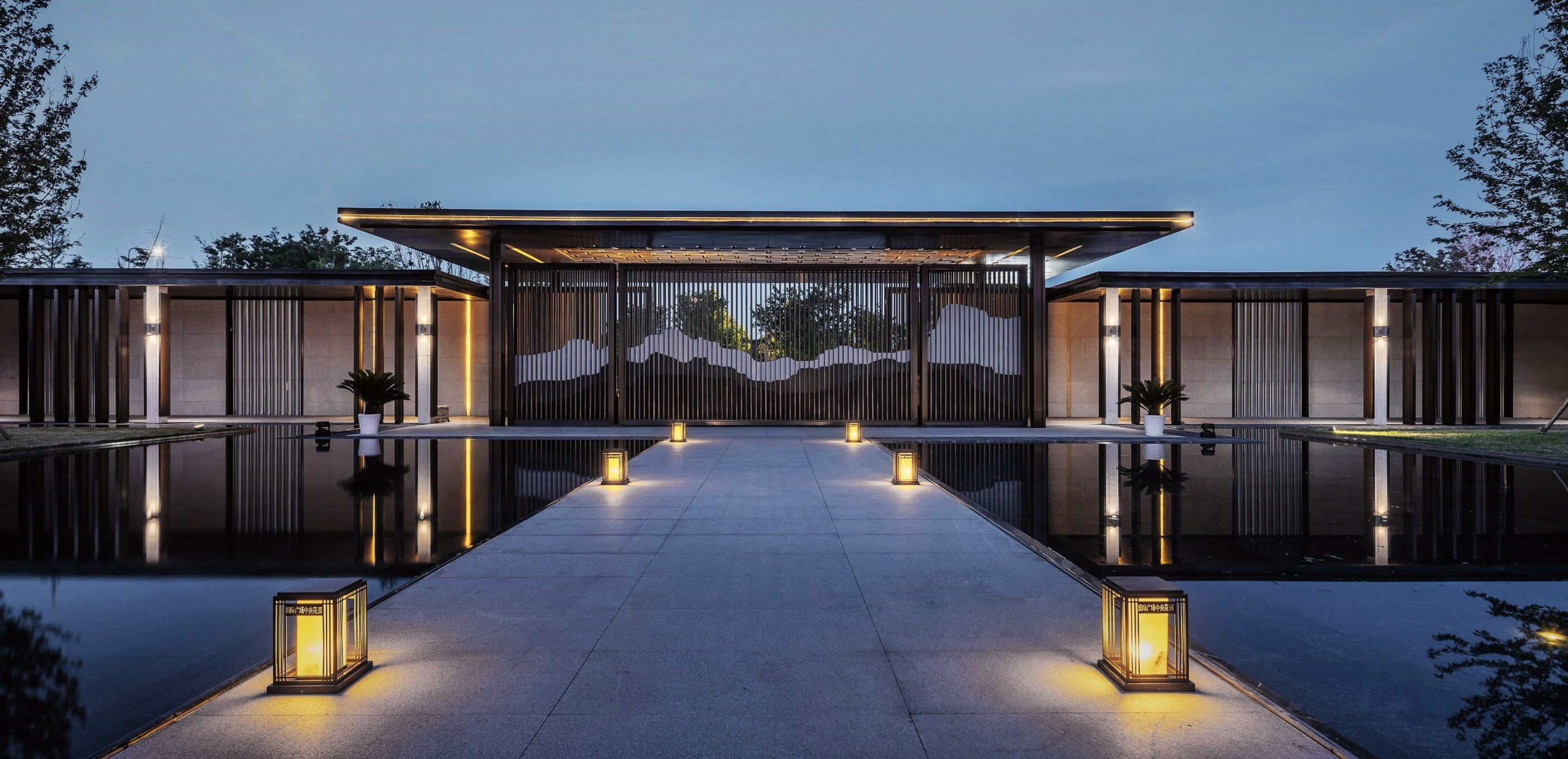 Yue Jun Fu, the entrance pavilion at night